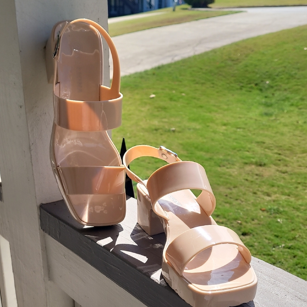 Versona Glossy Beige Sandals